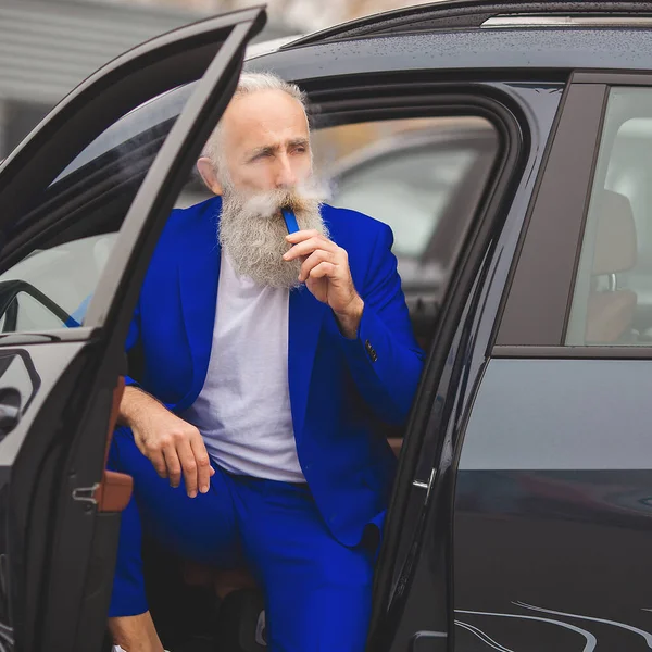 Gamle Stilige Man Bilens Försäljningscenter Gammal Man Väljer Bil — Stockfoto