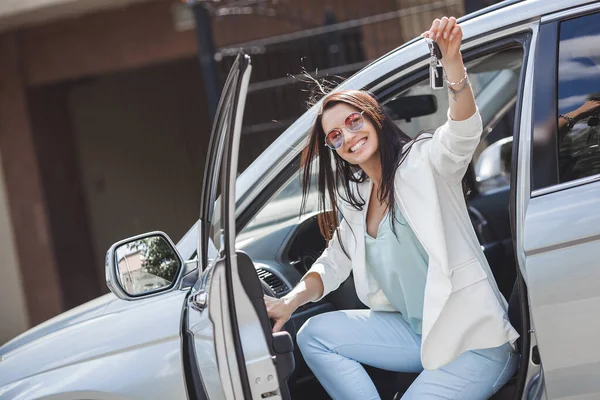 新しい車からキーを持っている女性 — ストック写真