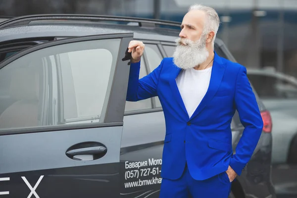 Stary Stylowy Człowiek Centrum Sprzedaży Samochodów Dojrzały Mężczyzna Wybierając Nowy — Zdjęcie stockowe