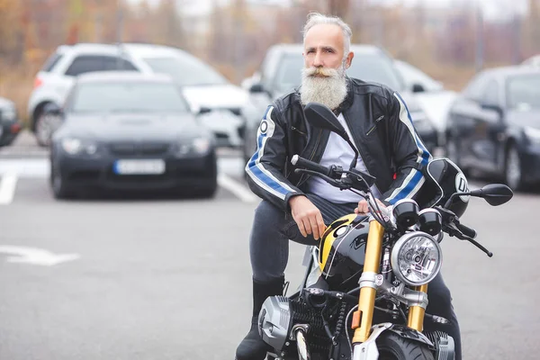 Gamle Stilige Man Som Kör Motorcykeln Brutal Hane — Stockfoto