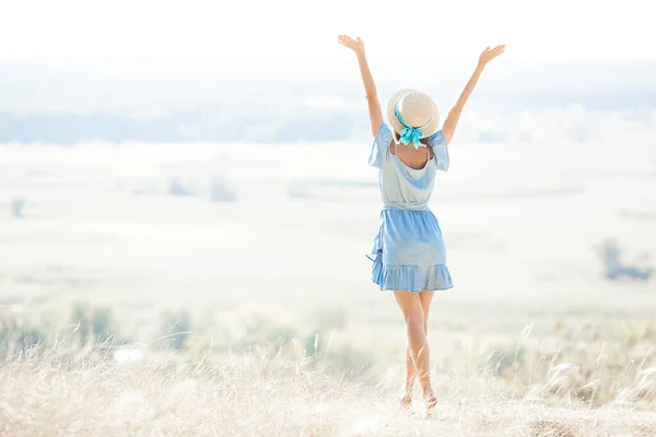 Aantrekkelijke Jonge Vrouw Buiten Zomerse Achtergrond Vakantie Rust Concept — Stockfoto