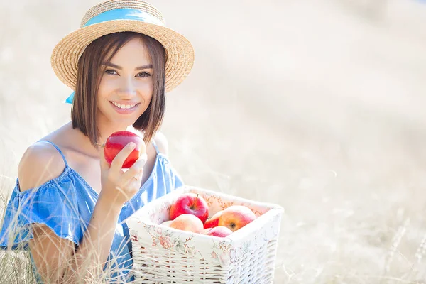 Leuke Jonge Vrouw Met Appels Buiten Zomer Achtergrond — Stockfoto