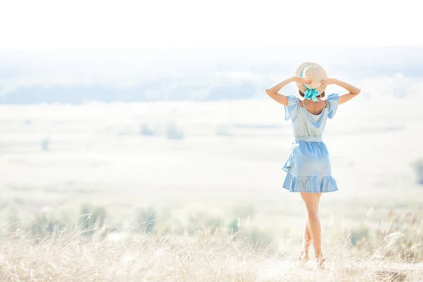 Jolie Jeune Femme Plein Air Sur Fond Été Concept Vacances — Photo