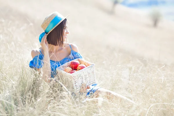 リンゴを屋外でかわいい若い女性 夏の背景 — ストック写真