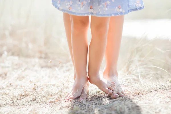 母親と娘の足の写真を閉じます 夏の背景 — ストック写真