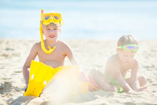 夏にビーチで遊んでいる2人の子供が — ストック写真