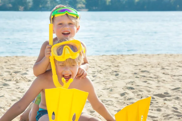 Twee Kinderen Hebben Plezier Het Strand Zomer — Stockfoto