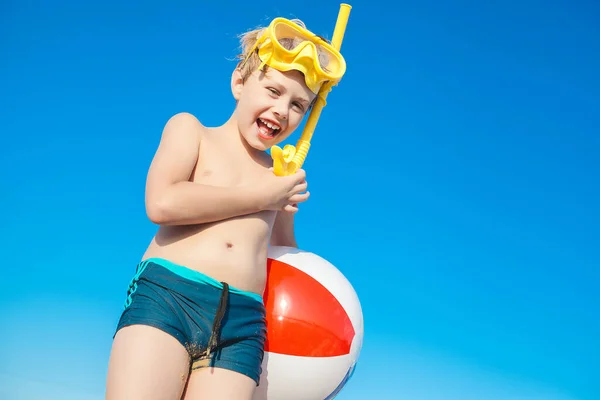 ビーチでかわいい子供 夏の面白い子供 — ストック写真