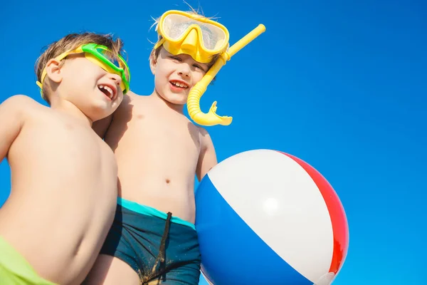 夏にビーチで遊んでいる2人の子供が — ストック写真