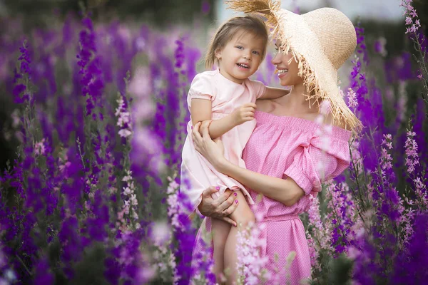 Mycket Vacker Bild Ung Mor Och Barn Blomman Fältet — Stockfoto