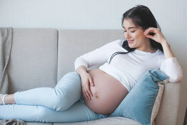 Tânără Atractivă Așteaptă Copil Femeie Gravidă Femei Interior Îmbrățișând Stomacul — Fotografie, imagine de stoc