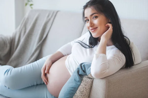 Uma Jovem Atraente Espera Filho Uma Mulher Grávida Feminino Dentro — Fotografia de Stock