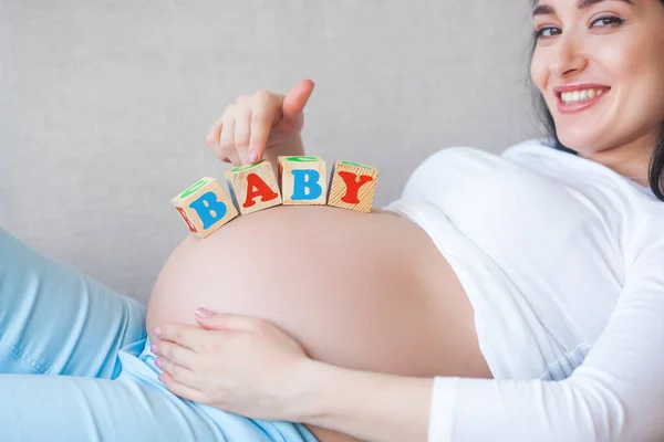 Attraktive Junge Frau Erwartet Ein Kind Schwangere Weibchen Haus Umarmen — Stockfoto