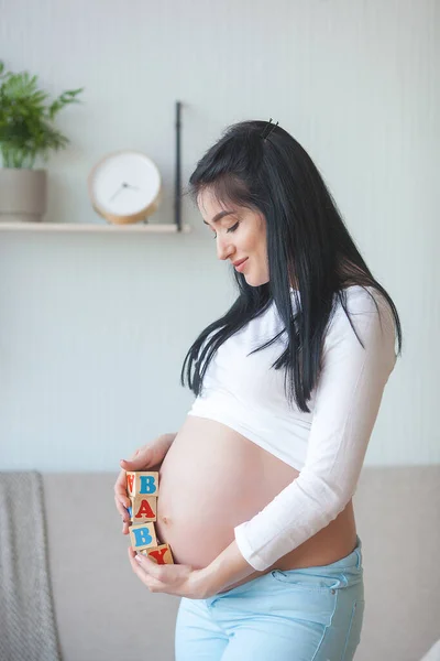 Attraktive Junge Frau Erwartet Ein Kind Schwangere Weibchen Haus Umarmen — Stockfoto