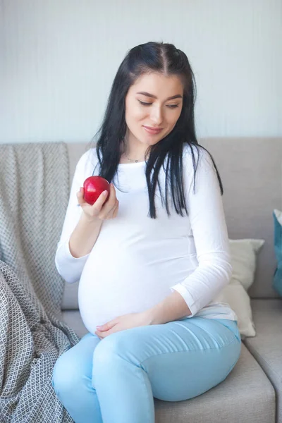 Terhes Almával Kezében Egészségügyi Koncepció Friss Gyümölcsöt Fogyasztó — Stock Fotó