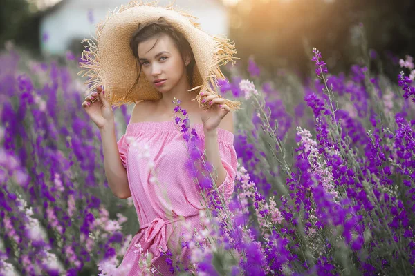 Belle Jeune Femme Plein Air Sur Champ Fleurs — Photo