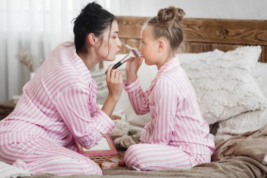 Anne ve küçük kızı birlikte eğleniyorlar. Annesi ve küçük kızı barıştılar.