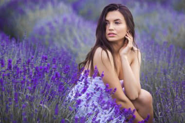 Lavanta tarlasında genç ve güzel bir kadının portresi..