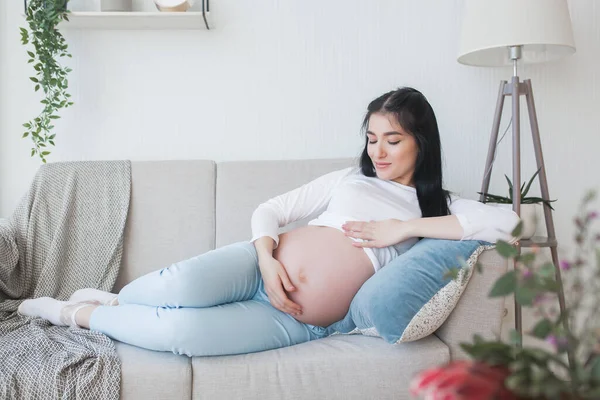 Tânără Atractivă Așteaptă Copil Femeie Gravidă Femei Interior Îmbrățișând Stomacul — Fotografie, imagine de stoc