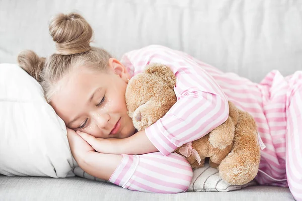 Carino Ragazza Assonnata Nel Letto — Foto Stock