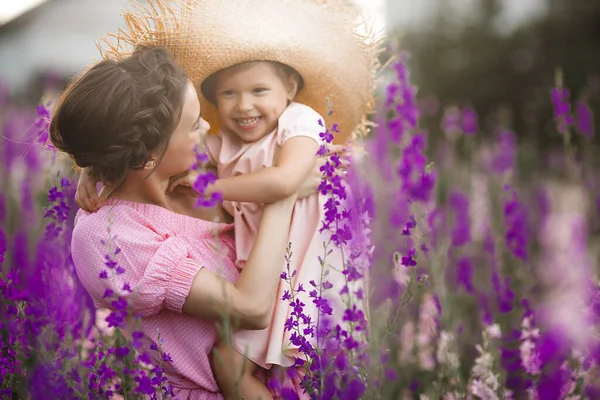 Söt Liten Flicka Och Hennes Mamma Med Blommor Familj Utomhus — Stockfoto