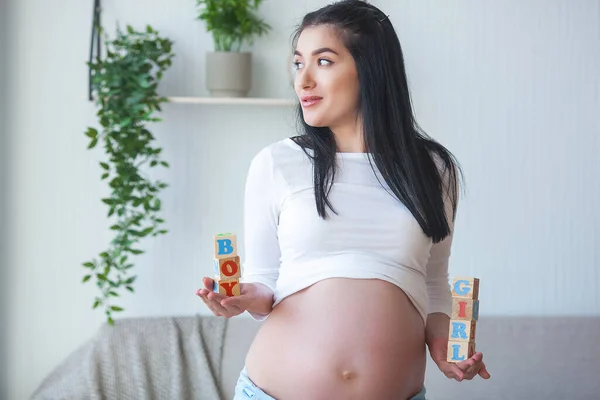 Zwangere Vrouw Met Een Abc Blokjes Met Jongen Meisje Woorden — Stockfoto