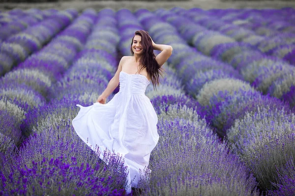 Uma Jovem Correr Campo Lavanda Mulher Bonita Fundo Floral Verão — Fotografia de Stock