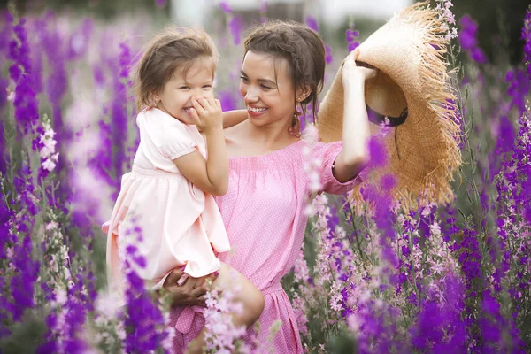 Csinos Kislány Anyja Virágokkal Család Szabadban — Stock Fotó
