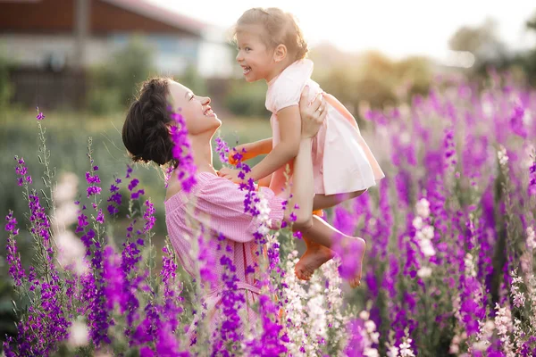 Csinos Kislány Anyja Virágokkal Család Szabadban — Stock Fotó