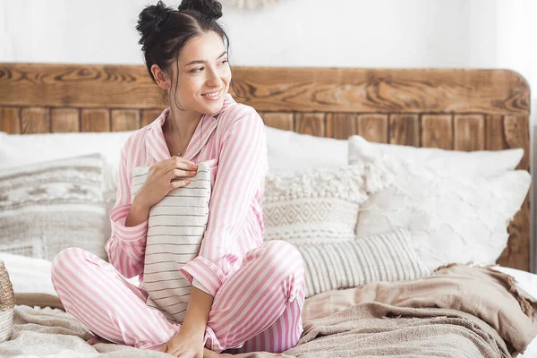 Aantrekkelijke Jonge Vrouw Draagt Thuis Een Pyjama — Stockfoto