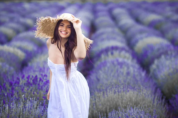 ラベンダー畑の若い美しい女性 夏の背景の女性 — ストック写真