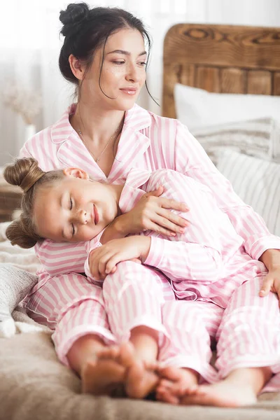 Мать Дочь Спят Симпатичный Ребенок Пижаме — стоковое фото