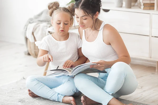 Attracive Young Mother Her Little Daughter Bedroom — Stock Photo, Image