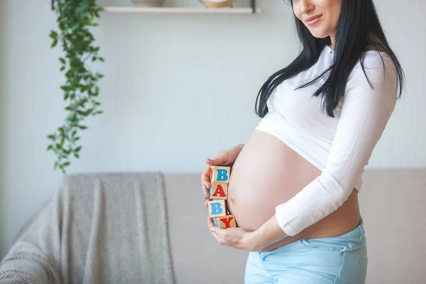 Attraktiv Ung Kvinna Väntar Barn Gravid Kvinna Kvinnliga Inomhus Omfamnar — Stockfoto