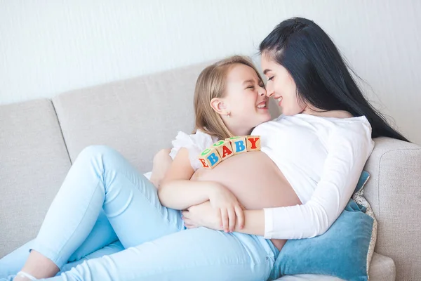 Jonge Zwangere Moeder Haar Dochtertje Binnen Kind Haar Moeder Wachten — Stockfoto