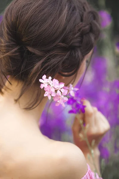 花を持つ非常に美しい若い女性 魅力的な女性の肖像画を閉じます — ストック写真