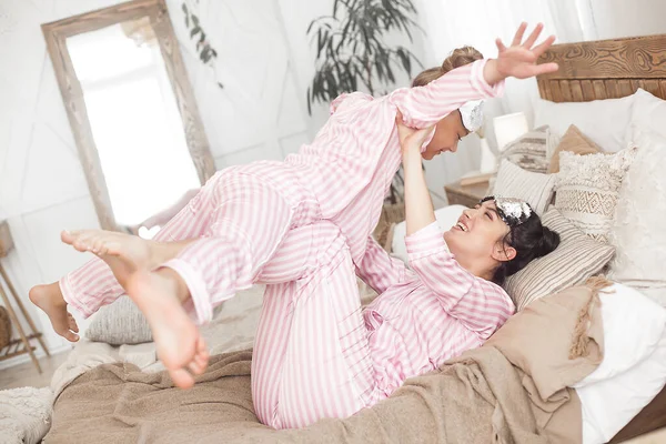 Jovem Mãe Ativa Sua Filhinha Divertindo Juntos Casa Quarto Usando — Fotografia de Stock