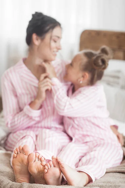 Tânără Mamă Activă Fiica Mică Distrează Împreună Acasă Dormitor Purtând — Fotografie, imagine de stoc