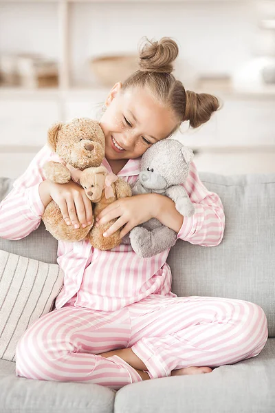 Schattig Klein Meisje Pyjama Binnen — Stockfoto