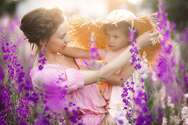 Söt Liten Flicka Och Hennes Mamma Med Blommor Familj Utomhus — Stockfoto