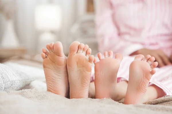 Материнские Детские Ноги Мама Дочь Пижаме Постели — стоковое фото