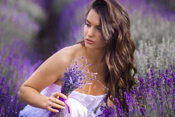 Primer Plano Retrato Una Hermosa Joven Campo Lavanda —  Fotos de Stock