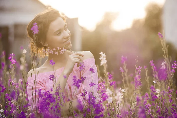 꽃있는 아름다운 아가씨 매력적 암컷의 사진을 클로즈업 — 스톡 사진