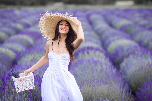 Lavanta Tarlasında Güzel Genç Bir Kadın — Stok fotoğraf