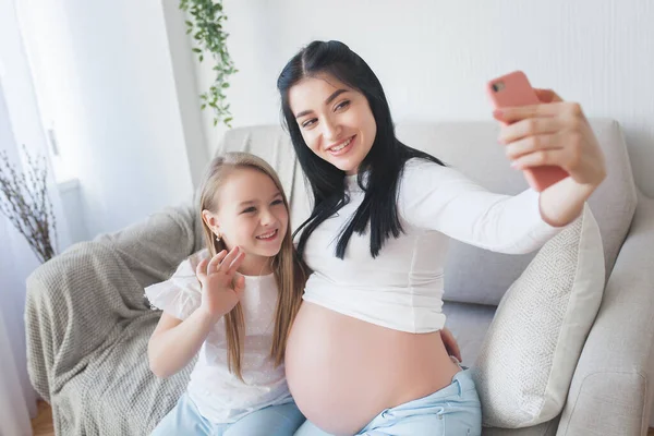 Mutter Und Kleine Tochter Machen Gemeinsam Selfie Mutter Und Kind — Stockfoto