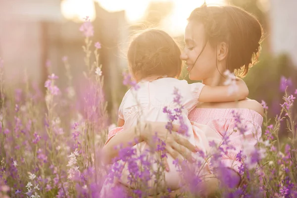 Söt Liten Flicka Och Hennes Mamma Med Blommor Familj Utomhus — Stockfoto