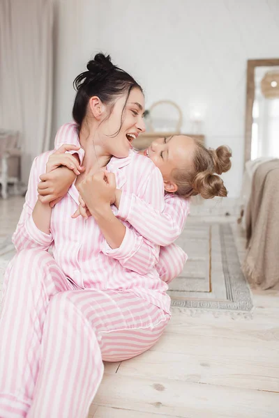 Νεαρή Ενεργή Μητέρα Και Κορούλα Της Διασκεδάζουν Μαζί Στο Σπίτι — Φωτογραφία Αρχείου