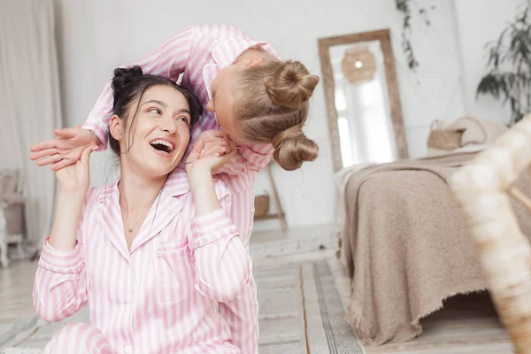 Młoda Aktywna Matka Jej Córeczka Zabawiają Się Domu Sypialni Piżamie — Zdjęcie stockowe