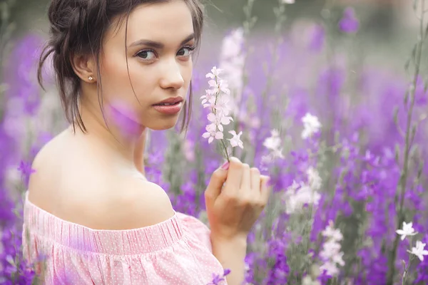 Mujer Joven Muy Hermosa Con Flores Primer Plano Retrato Atractiva —  Fotos de Stock