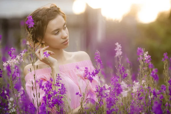 Mujer Joven Muy Hermosa Con Flores Primer Plano Retrato Atractiva —  Fotos de Stock